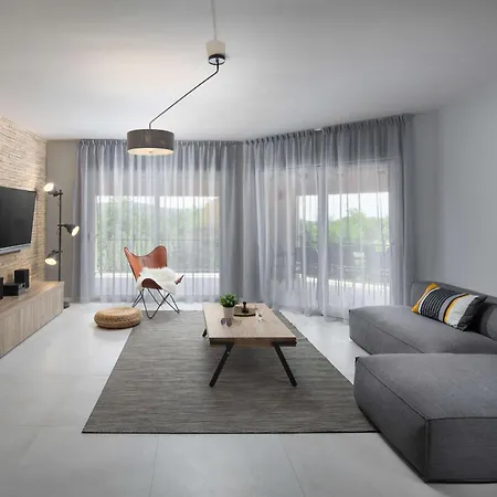 別荘 Fabiana, A Luxurious And Spacious Villa, Few Minutes From The