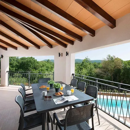 別荘 Fabiana, A Luxurious And Spacious Villa, Few Minutes From The