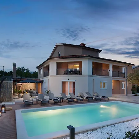 Fabiana, A Luxurious And Spacious Villa, Few Minutes From The