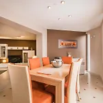 Hébergement de vacances Fabiana, A Luxurious And Spacious Villa, Few Minutes From The *