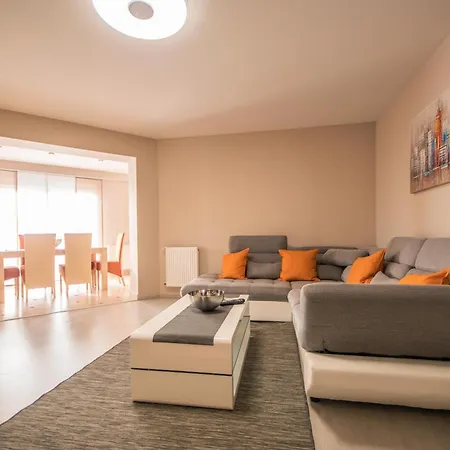 Hébergement de vacances Fabiana, A Luxurious And Spacious Villa, Few Minutes From The *