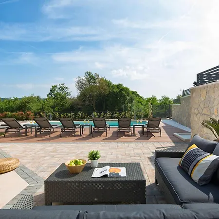 Hébergement de vacances Fabiana, A Luxurious And Spacious Villa, Few Minutes From The Labin (Istria)